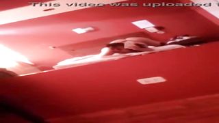 en la cama en hilito lista para la accion 983944154