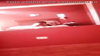 en la cama en hilito lista para la accion 983944154