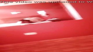 en la cama en hilito lista para la accion 983944154