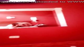 en la cama en hilito lista para la accion 983944154