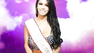 T-femmes Modeling on the streets