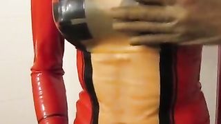 in Latexhose gepinkelt und ueber Kopf gezogen