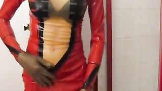 in Latexhose gepinkelt two