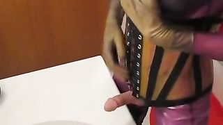 im Spandex Anzug und Stiefeln gewichst