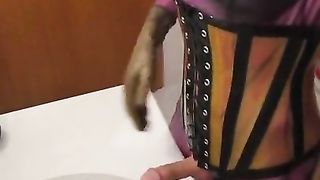 im Spandex Anzug und Stiefeln gewichst