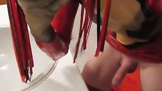 im roten Latexkleid gespritzt