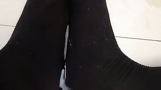 伪娘一边足交一边自慰，射在黑丝脚上