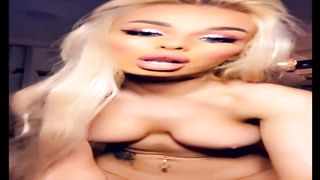 Lots of bootie who want to be ate and boned!