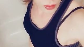 Luxurious tramp gets off taunting after the gym