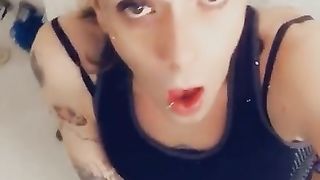 Yoga honey opens up her pretty clitty