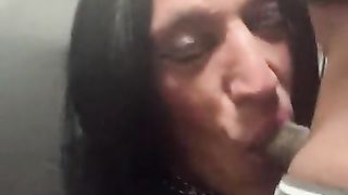 Lea the mega-bitch sucky-sucky in the elevator for her neighbor