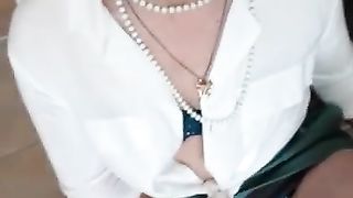 Candice would like to lure you