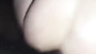 Un BIG BLACK COCK sodomise un trav mouille