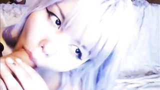 Sklled cockblower makes a t-girl jizm on her feace