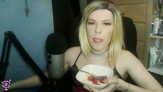 Cooking With Jessica Bloom - Banana & Sissy Fluid Bum Salad