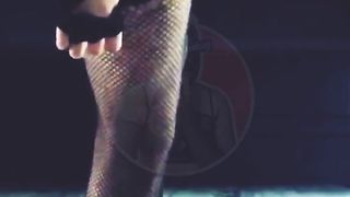 Crossdreser Pamela Lo Grande puts a purple fuck stick in her donk