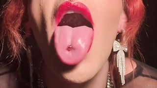 Wondrous TRANSSEXUAL smokes sexy 120 and taunts for the camera