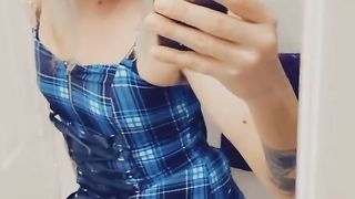 Gorgeous Tranny Jacks Herself Off