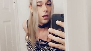 Sexy She-Male Fingerblasting Herself in Innocence