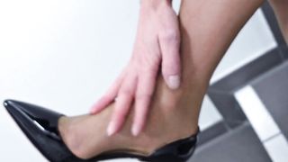 Sizzling urinate on my bicolor tights