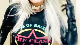 Mitten Domme Cleaning Smoking Fetish