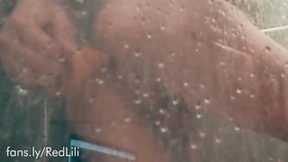 Sissy Lili pulverize herself stiff in the douche