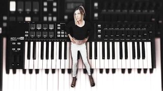 Pretty Dame Likes Attention in Music Vid