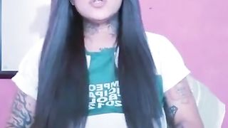 she-male trap acaricia su gran polla