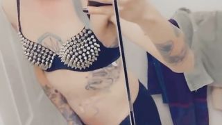 Pretty Goth Rocker Enjoys Hook-Up