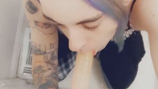 Pretty Goth Rocker Enjoys Hook-Up