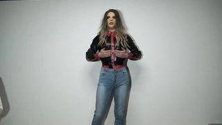 Rubbergirl is toying with herself in Spandex