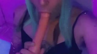 Nightclub Carmen Mentionin finger-banging and inhaling