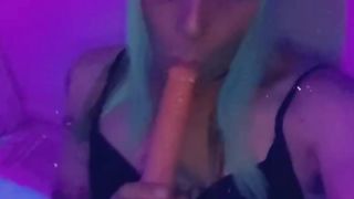 Nightclub Carmen Mentionin finger-banging and inhaling