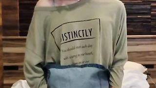 女装オナニー スカート履いてちんぽに電マを当てがい情けない声を上げて射精します…