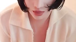 当被要求掀开裙子