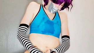 Fettered kitty wets herself