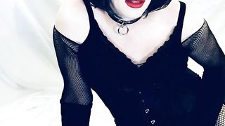 Strong Make-Up Biotch Penetrates Herself ROCK-HARD with Faux-Cock on web cam