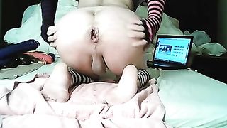 jeune trave joue avec un gros gode