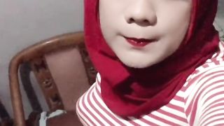 CROSSDRESSER HIJAB OUTSIDE HOME GETTING OFF