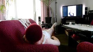 Andreas als Crossdresser masturbiert auf seine Ilse