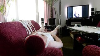 Andreas als Crossdresser masturbiert auf seine Ilse