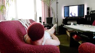 Andreas als Crossdresser masturbiert auf seine Ilse