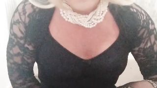 Blondie trans woman plumbs her fleshlight