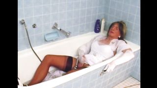 Pissing & Popshot In The Tub