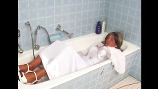 Pissing & Popshot In The Tub