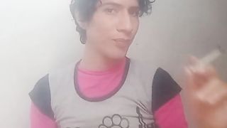 Fumando para dormir antes un poco de relajacion