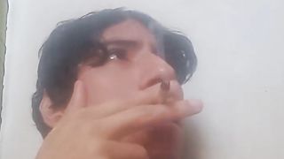 Fumando para dormir antes un poco de relajacion