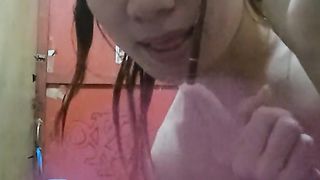 Nagpa-gwapa sa kwarto ni licked