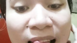 Nagpa-gwapa sa kwarto ni licked