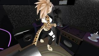 Teste den Erreger an meiner Mitbewohnerin und ficke sie in der Küche